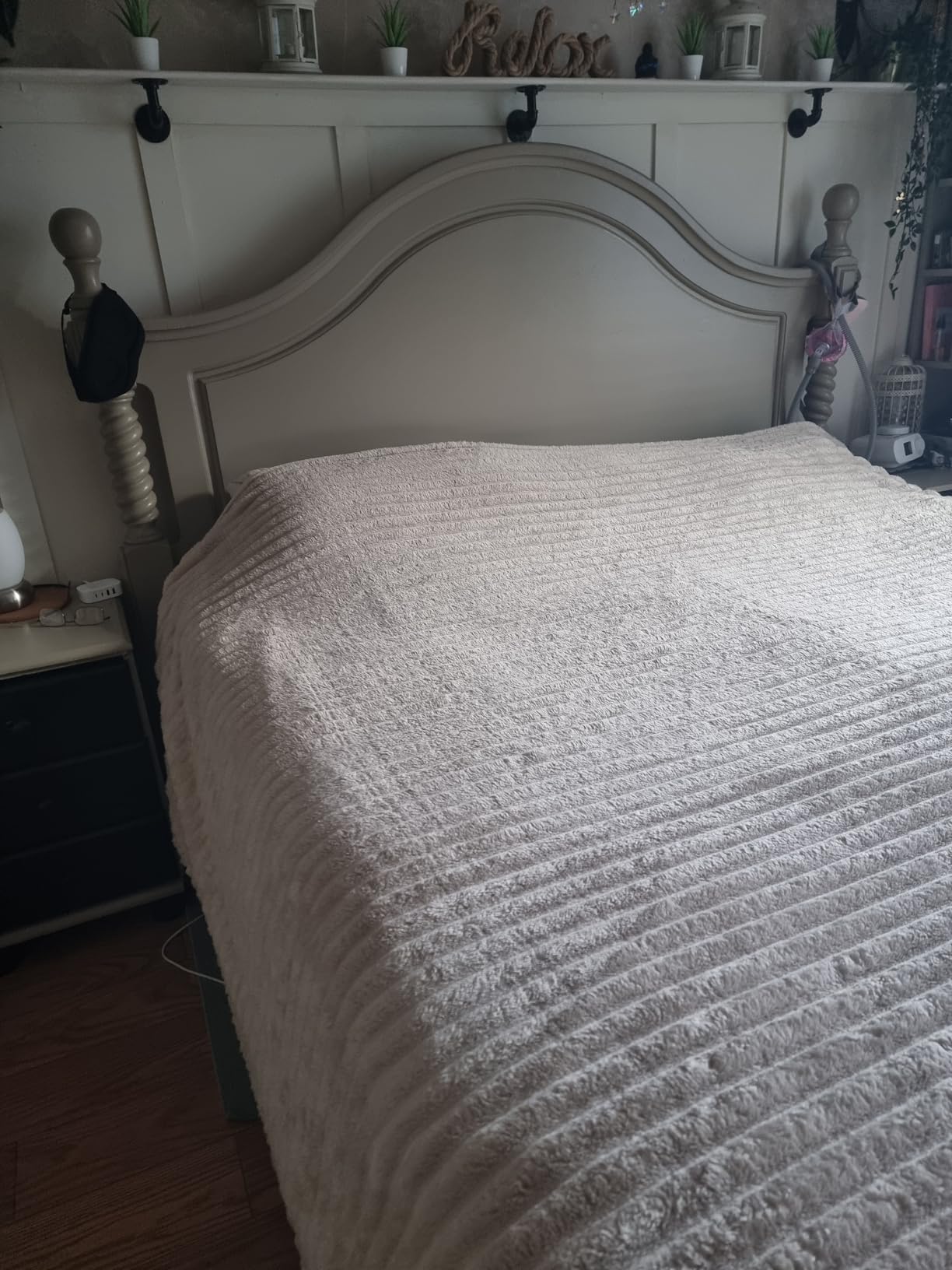 New Fluffy Fleece Throw Blanket for Sofa Cosy Warm Blankets for Bed, Soft Cute Single Throw Gifts for Women and Girls