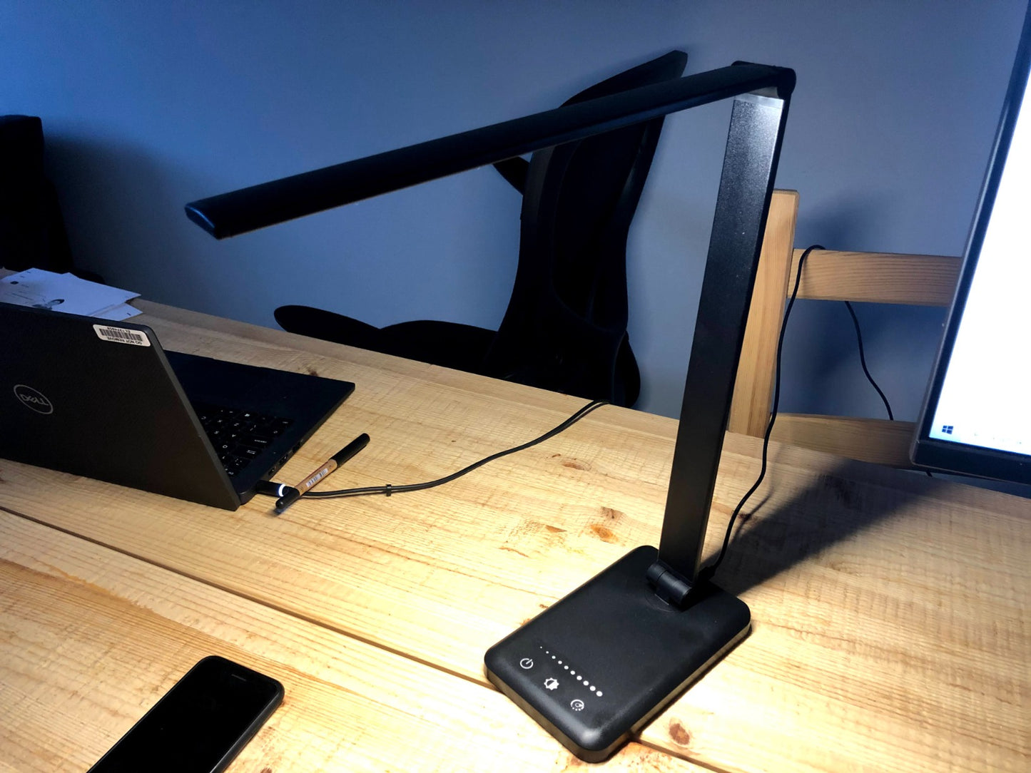 Modern Desk Lamp Eye-caring Aluminium Dimmable Bedside Lamp