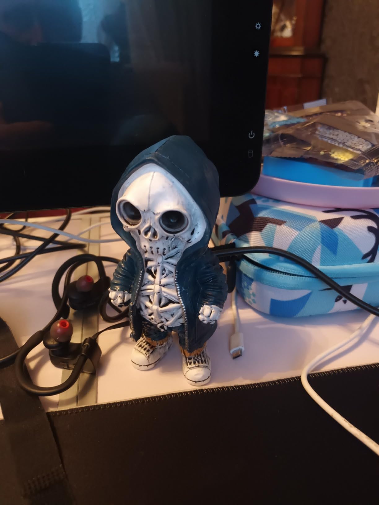 Spooky Skeleton Figurine, Skull Ornament Statue Gothic Skull Gifts for Women Men