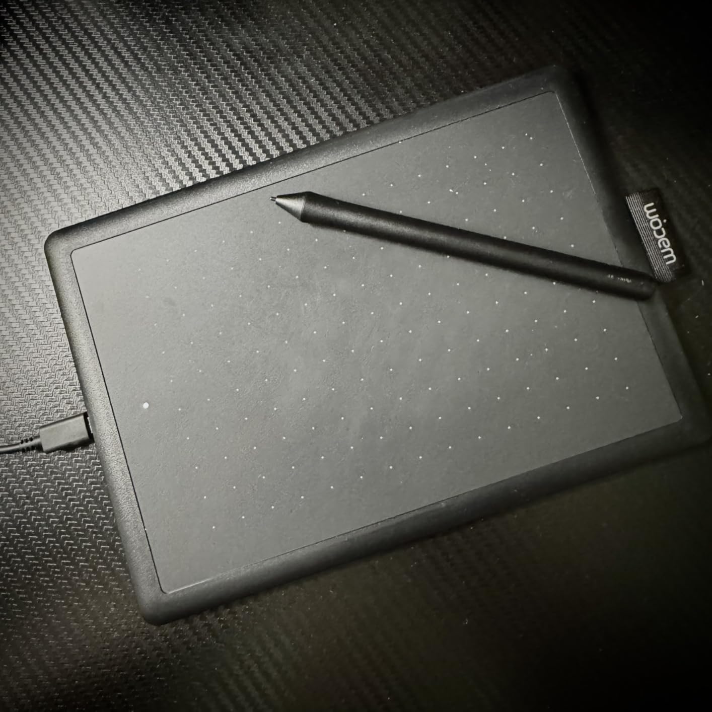 One by Wacom Medium – Drawing Tablet with Pen, Stylus Battery-free & Pressure-sensitive, Compatible with Windows & Mac, Perfect Tablet for Drawing, Graphics, Remote Working or Home Schooling